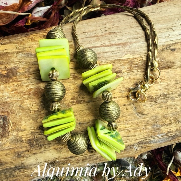 Mother of Pearl in apple green and bronze maxi beads choker bold necklace - Picture 3 of 10